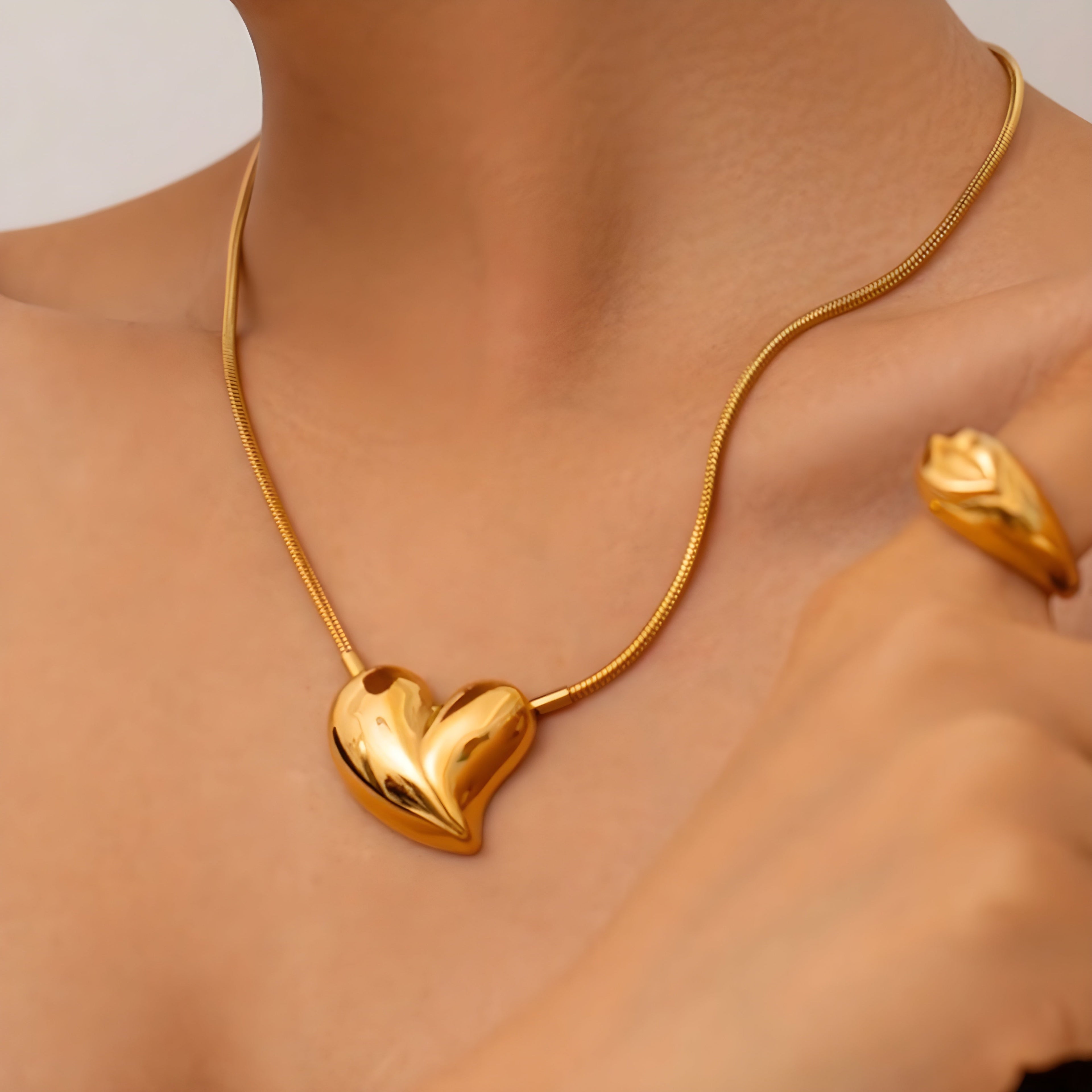 BEHI AMORINO NECKLACE